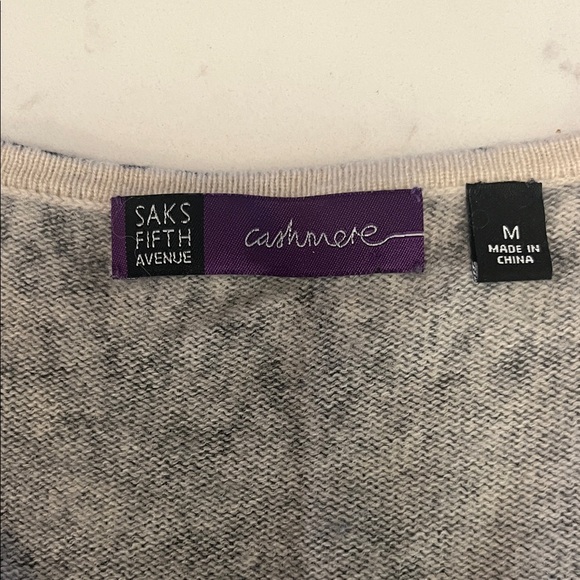 💯% CASHMERE Saks Fifth Avenue v-neck sweater Size M - Picture 2 of 6